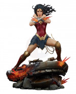 DC Comics Premium Format socha Wonder Woman: Saving the Day 50 cm